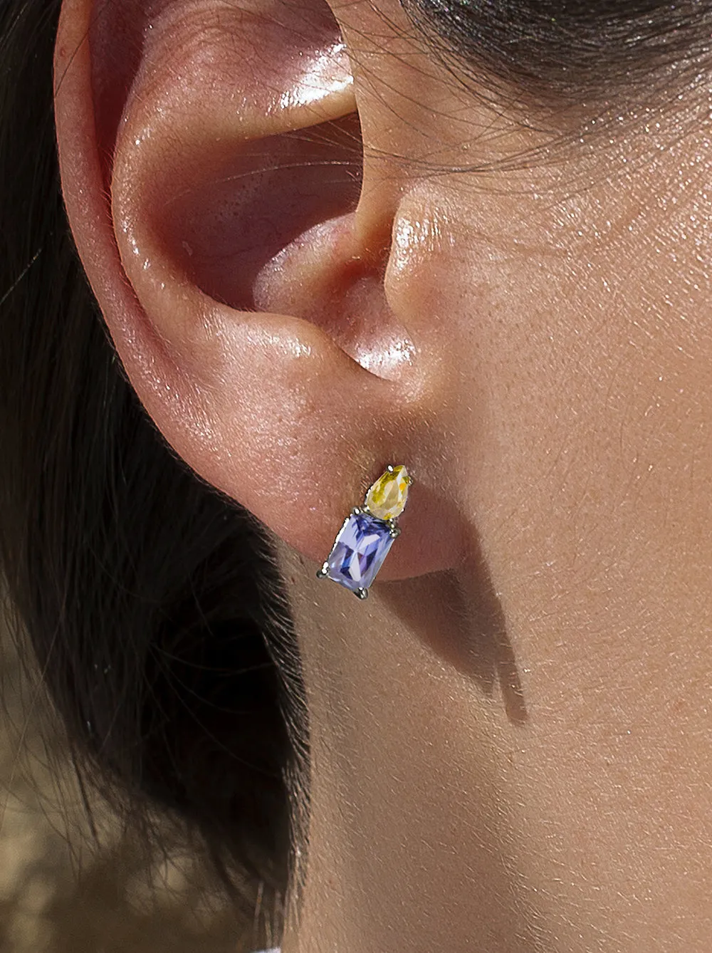 Pendientes pequeos con gemas tono lavanda y amarillo
