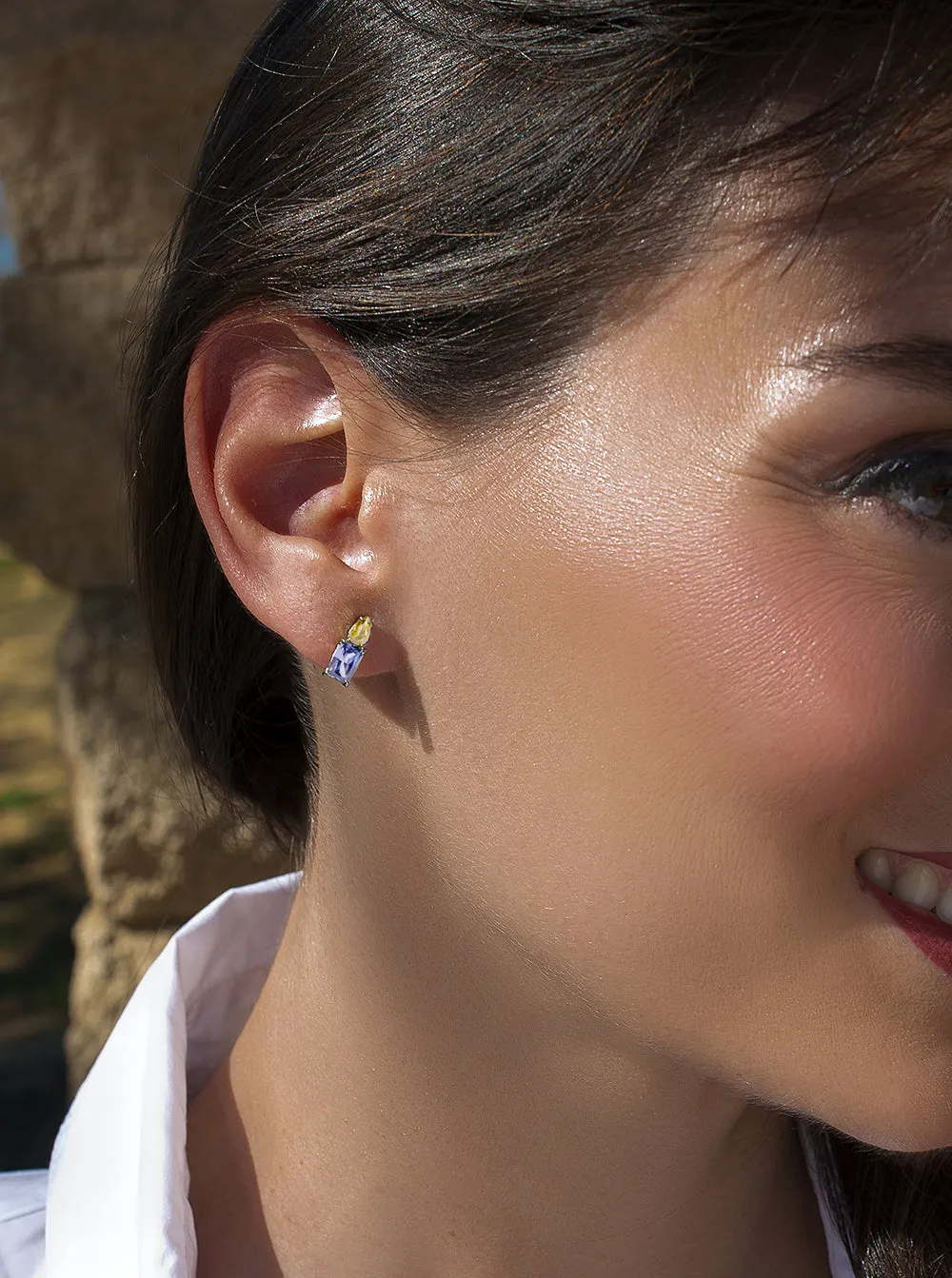 Pendientes pequeos con gemas tono lavanda y amarillo