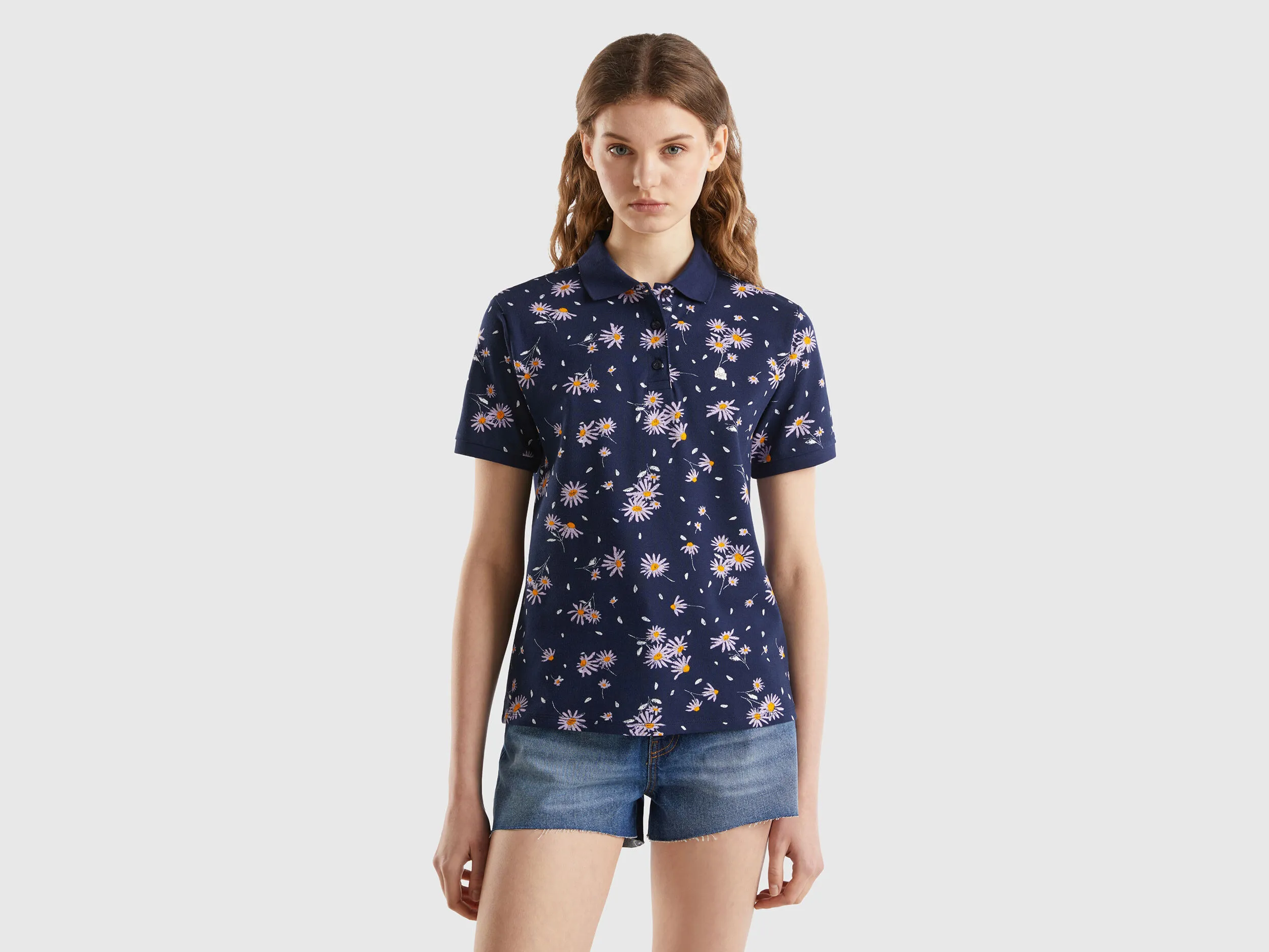 Polo azul oscuro con estampado de margaritas
