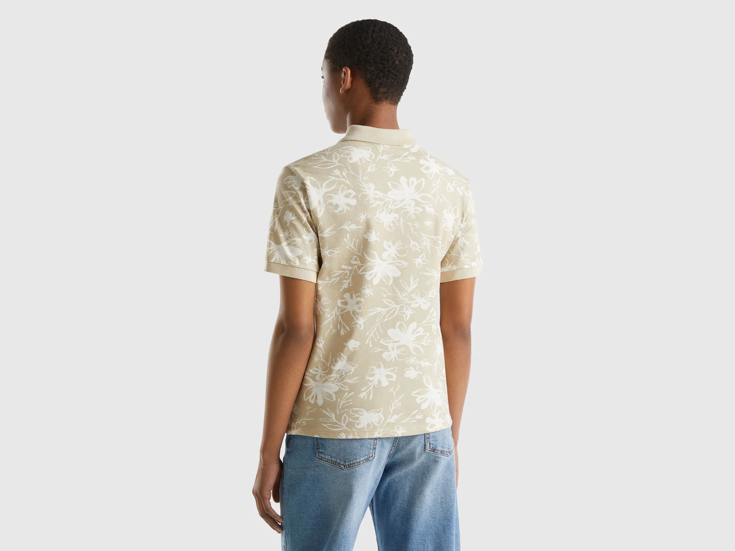 Polo beige con estampado floral