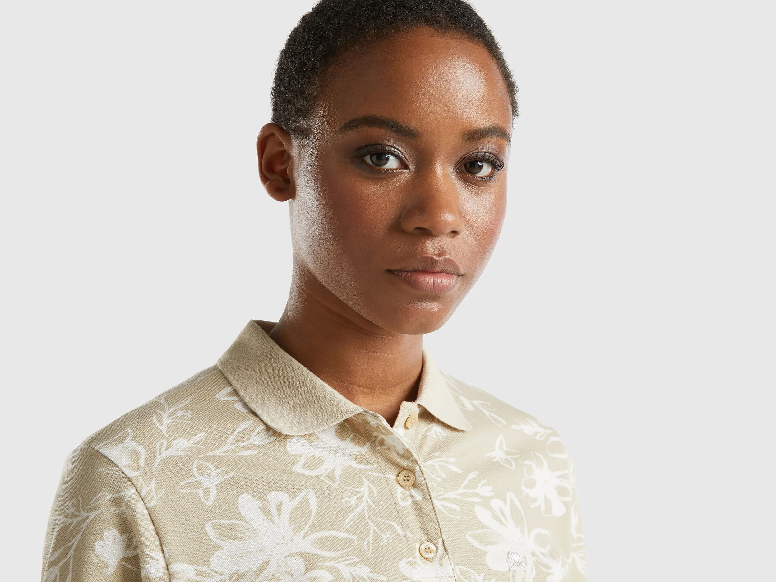 Polo beige con estampado floral