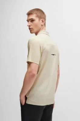 Polo de mezcla de materiales con logo reflectante decorativo