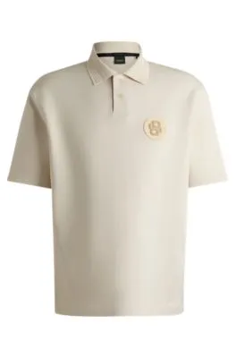 Polo de punto elástico con insignia de monograma doble