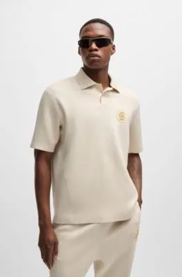 Polo de punto elástico con insignia de monograma doble