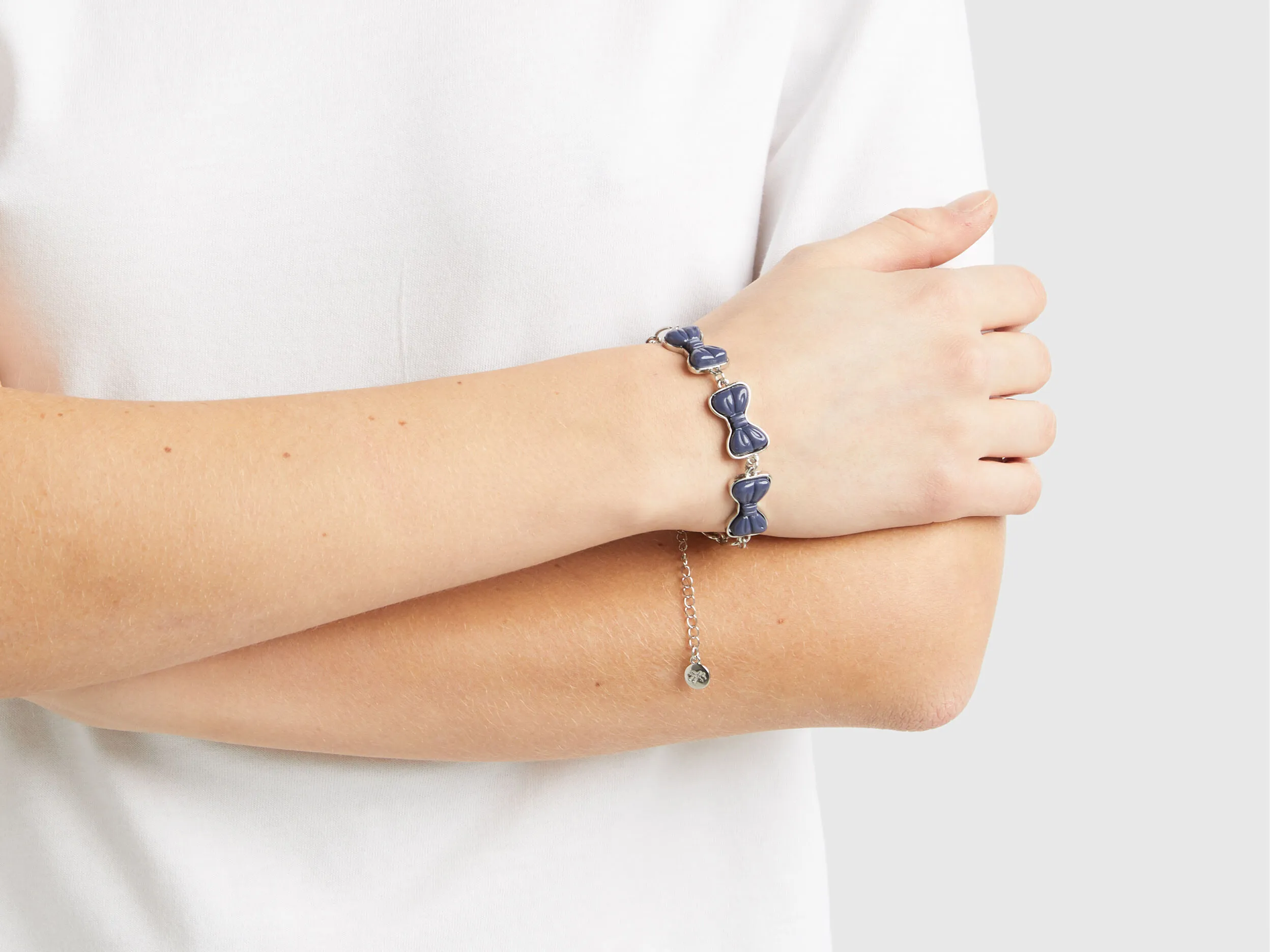Pulsera con lazos azul oscuro