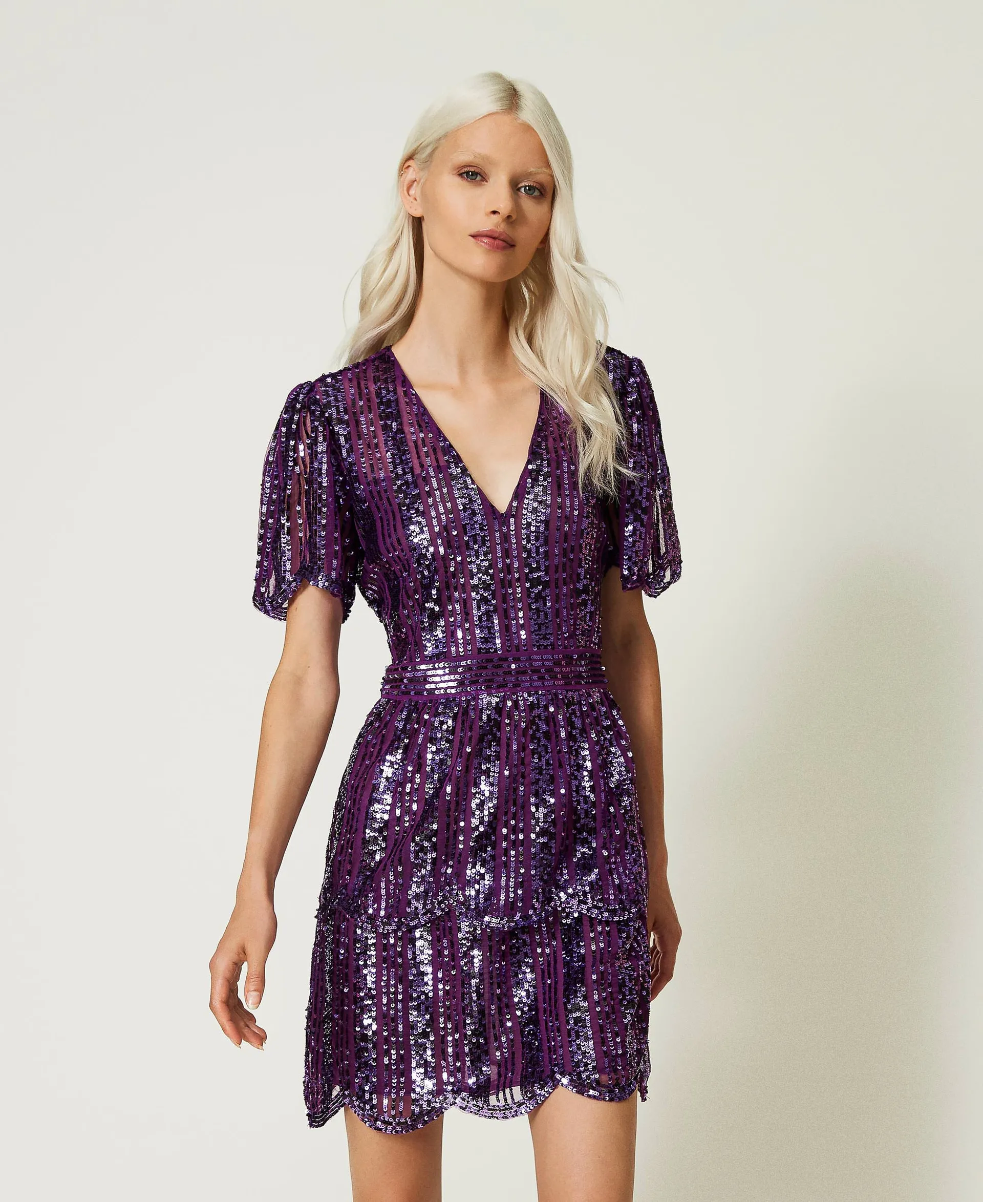 Robe courte en tulle avec sequins brodés