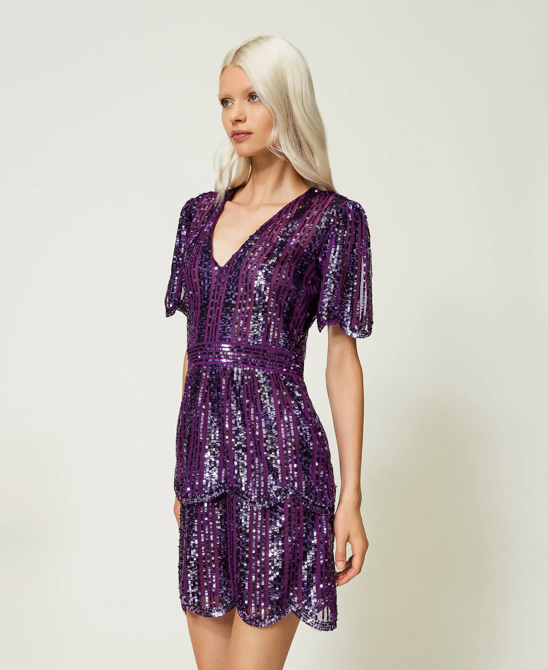 Robe courte en tulle avec sequins brodés