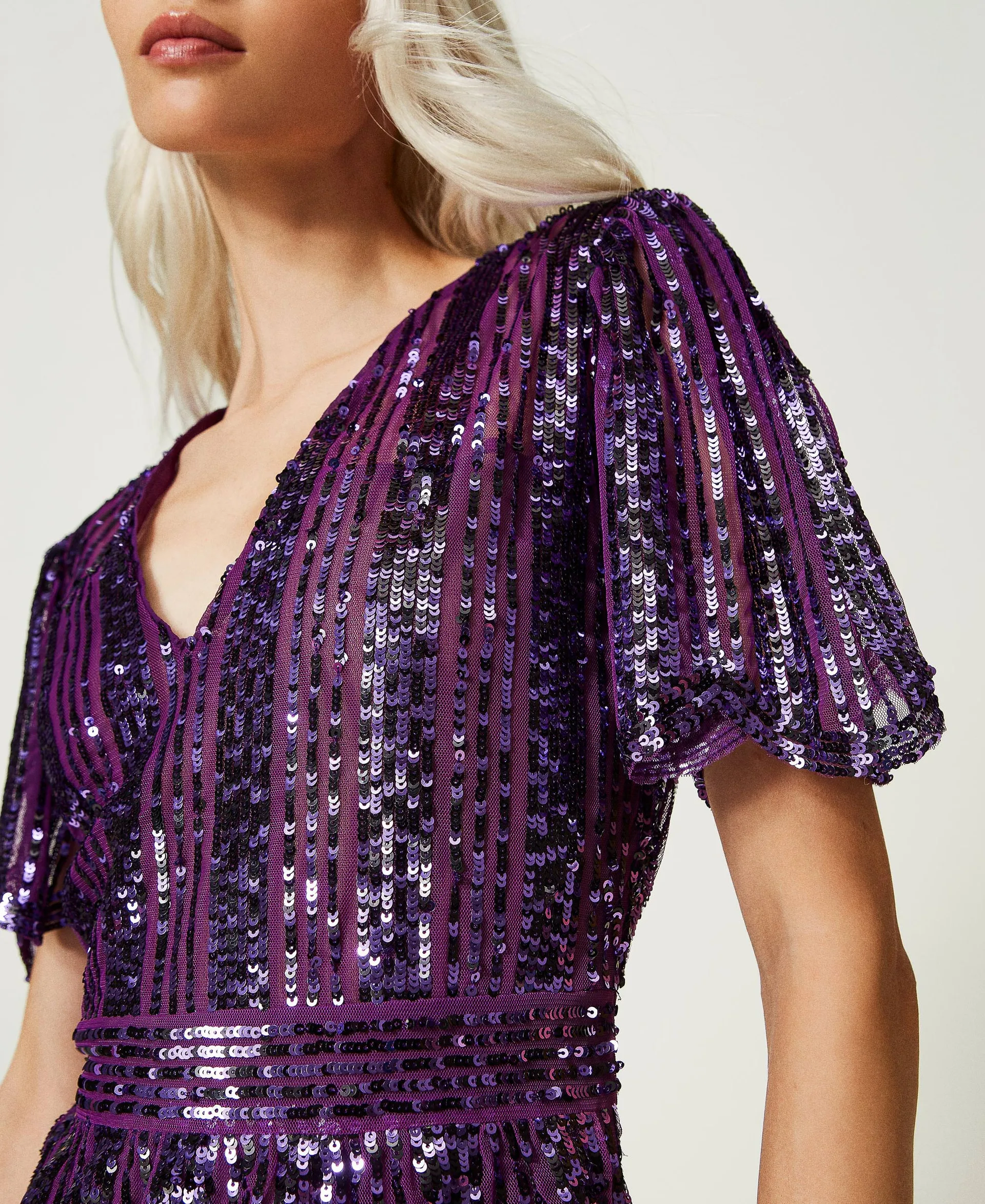 Robe courte en tulle avec sequins brodés