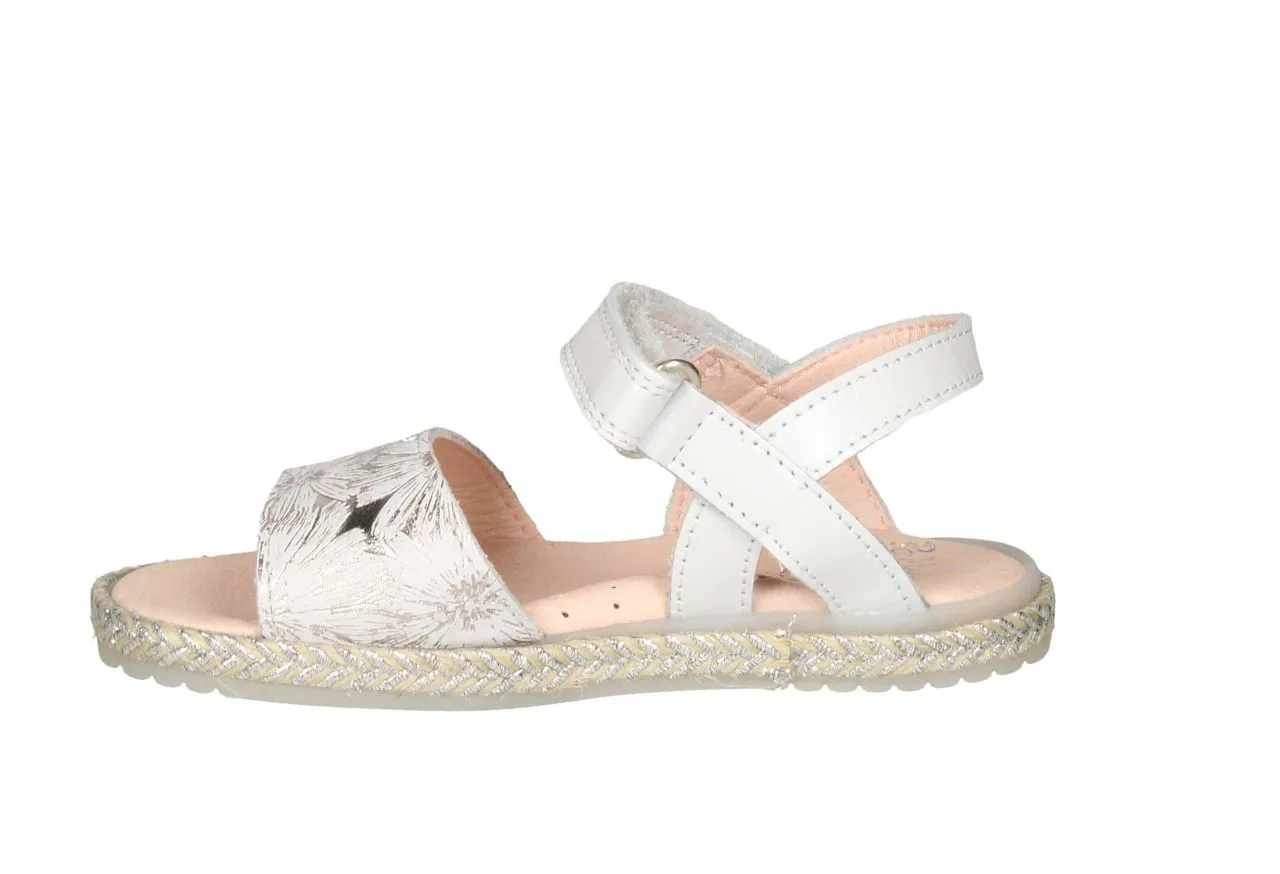 Sandalia Blanca Velcro Flores Plata Grabadas