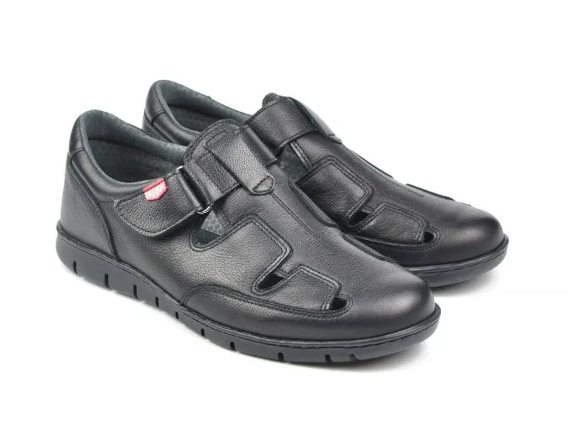 SANDALIA CERRADA DE PIEL 8906 ON FOOT EN COLOR NEGRO