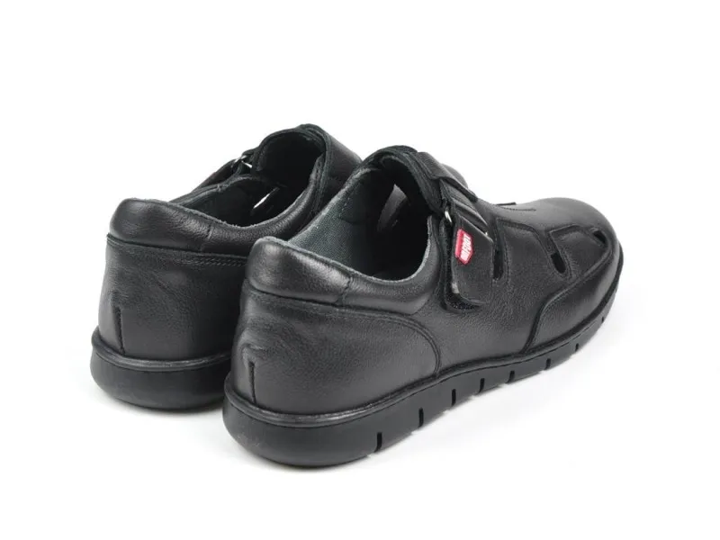 SANDALIA CERRADA DE PIEL 8906 ON FOOT EN COLOR NEGRO
