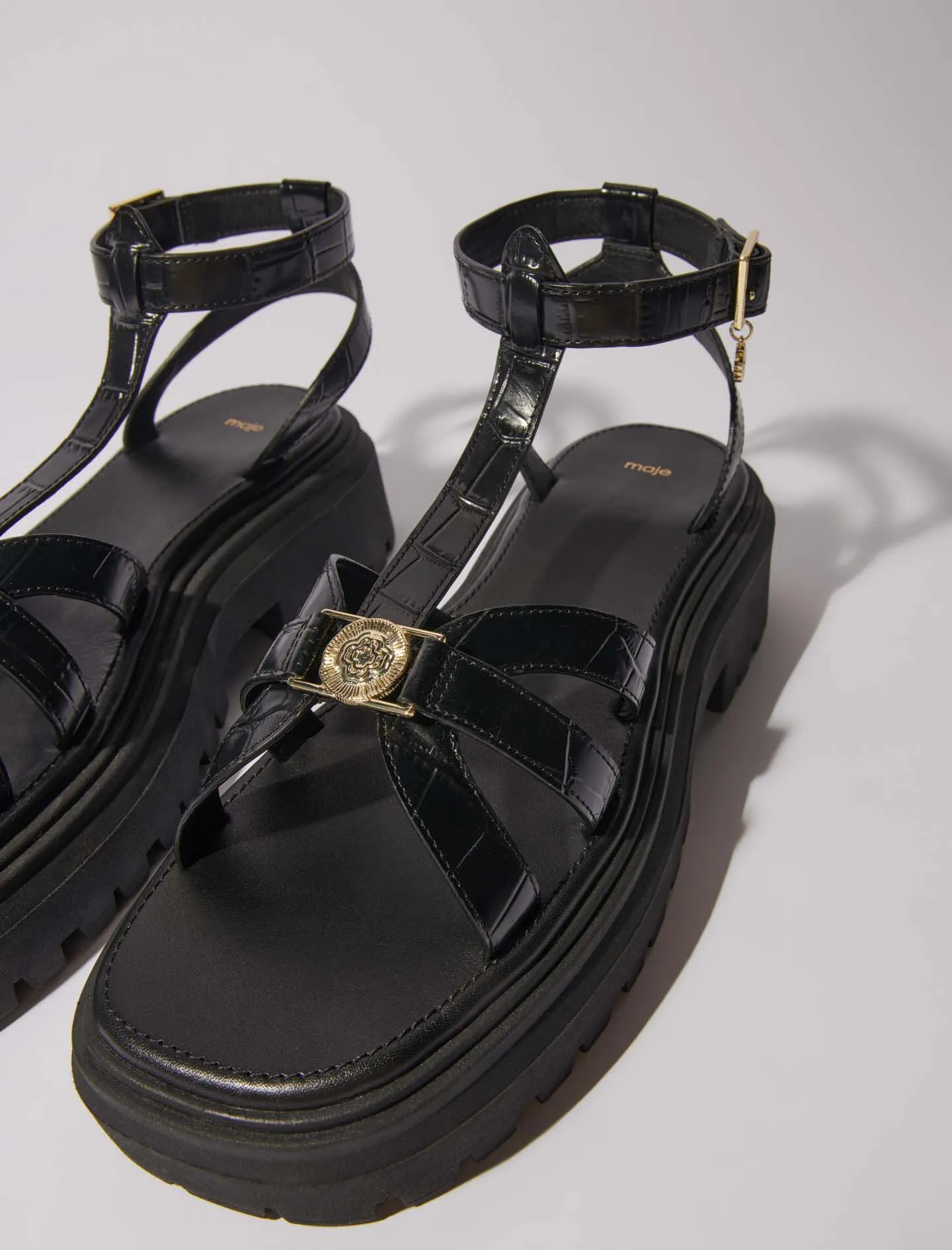 Sandalias planas dentadas