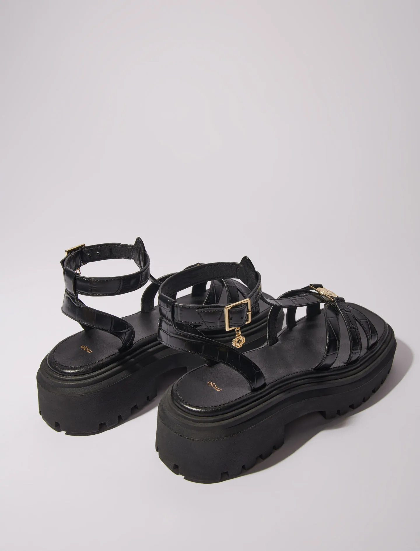 Sandalias planas dentadas