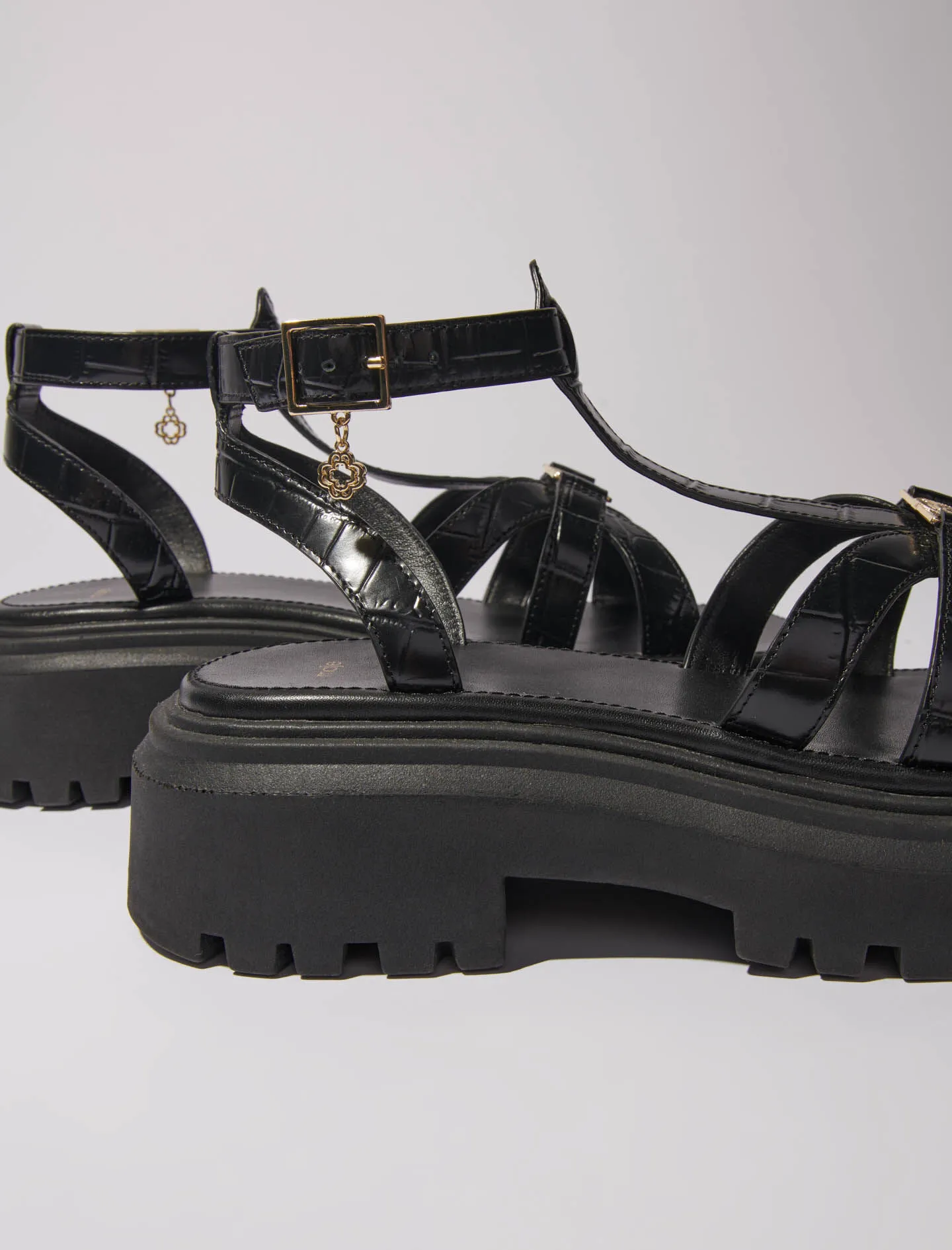Sandalias planas dentadas