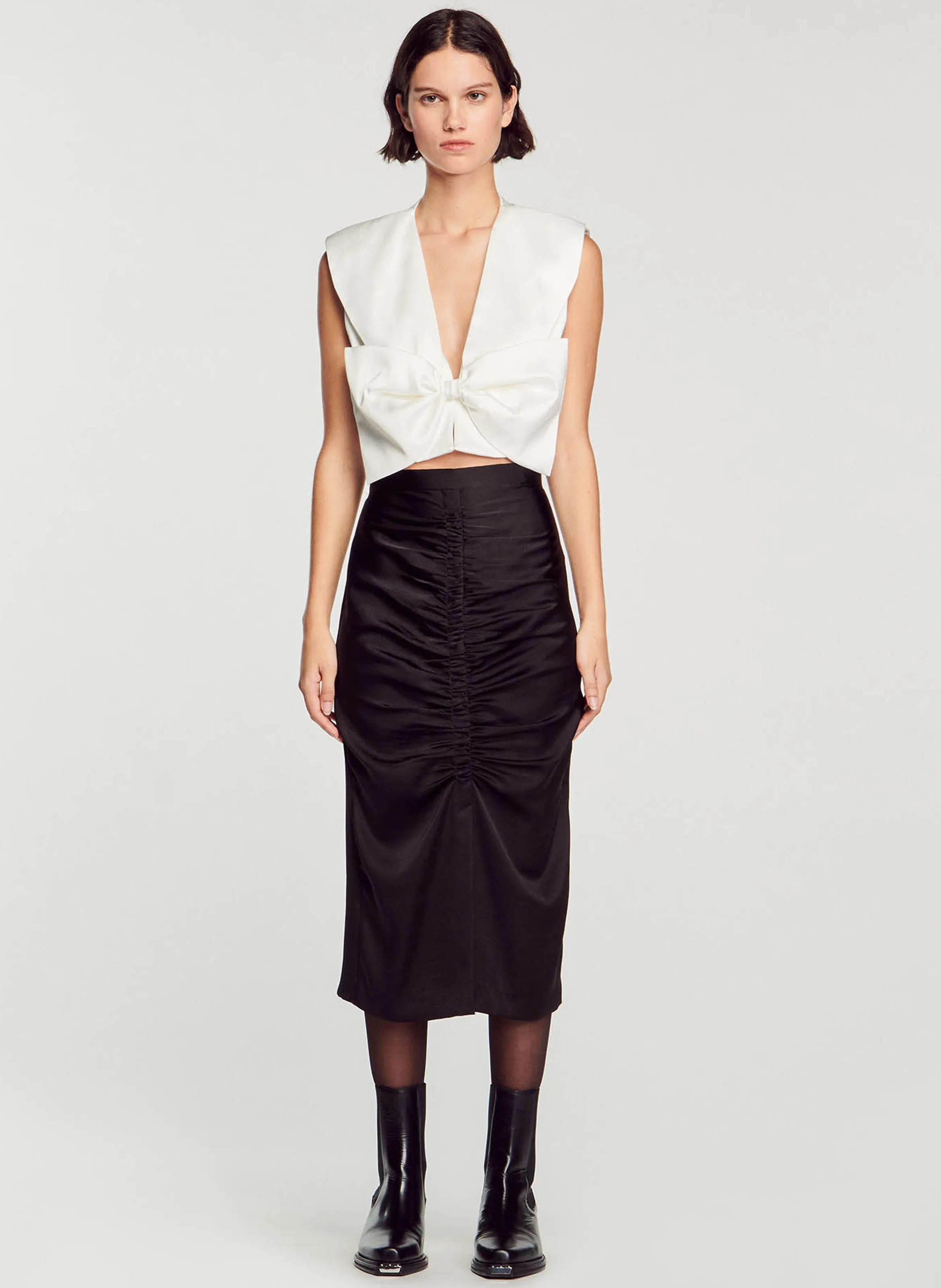 SANDRO Vestido corto recto con escote de pico en blanco