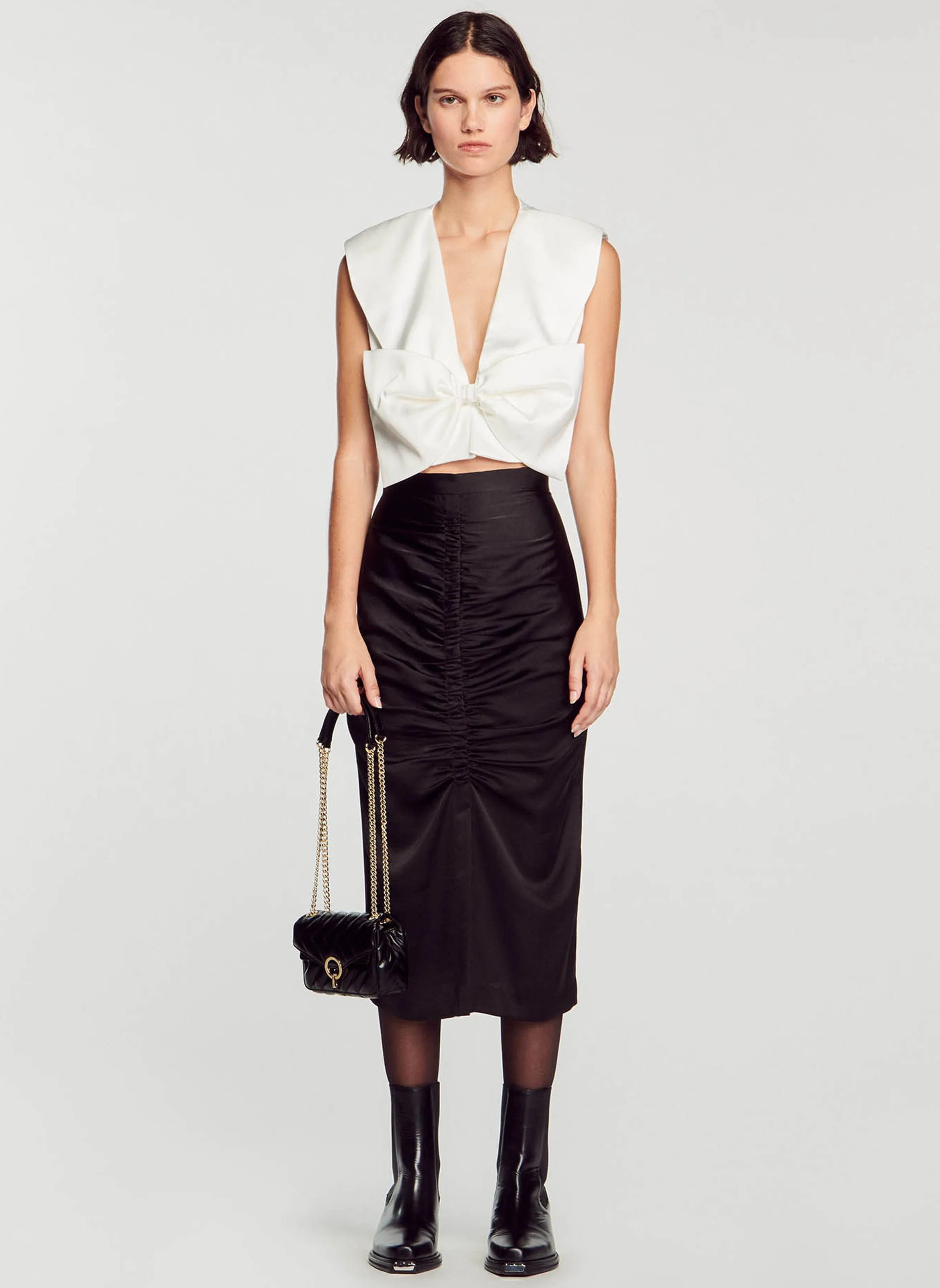 SANDRO Vestido corto recto con escote de pico en blanco