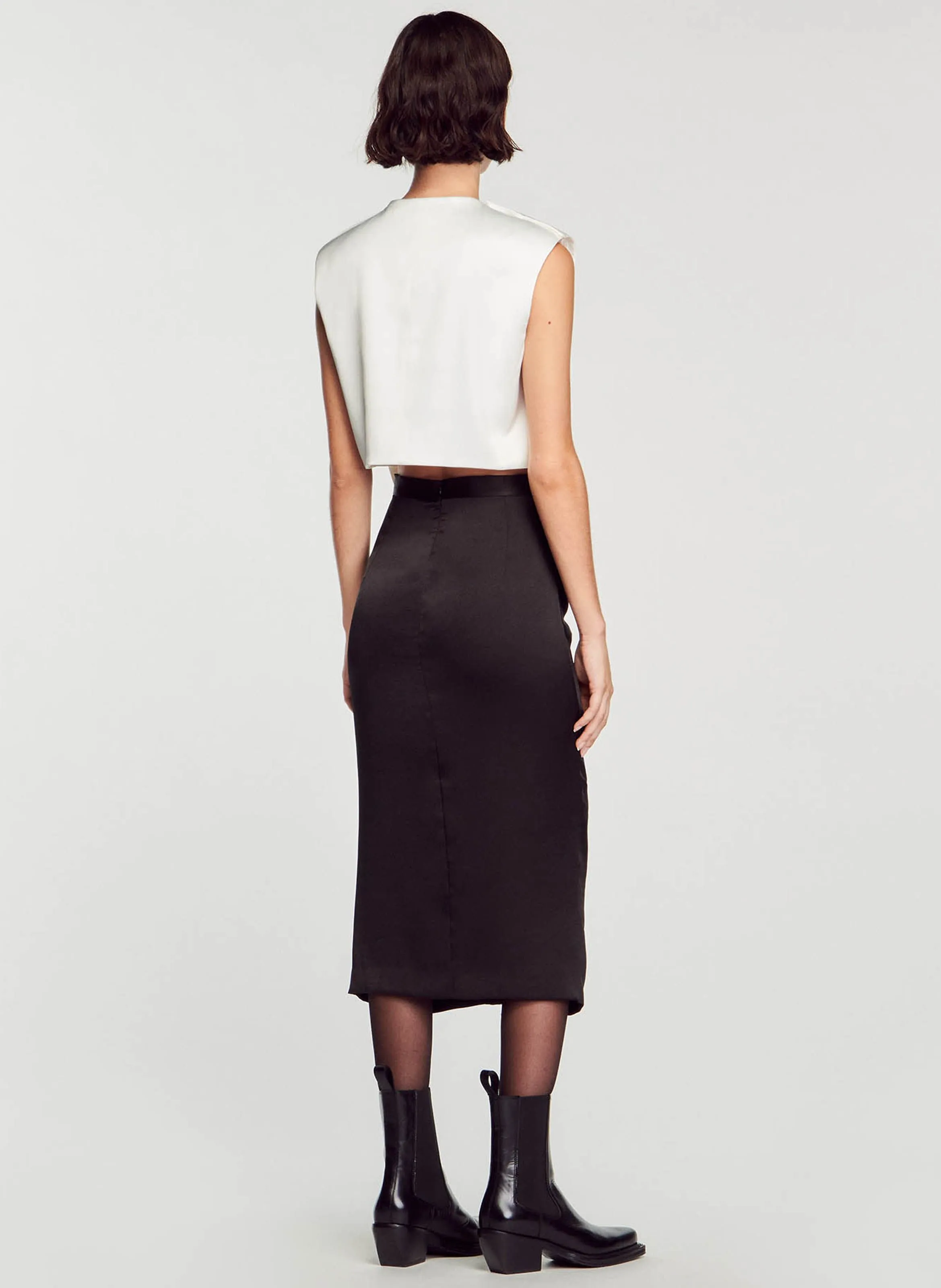 SANDRO Vestido corto recto con escote de pico en blanco