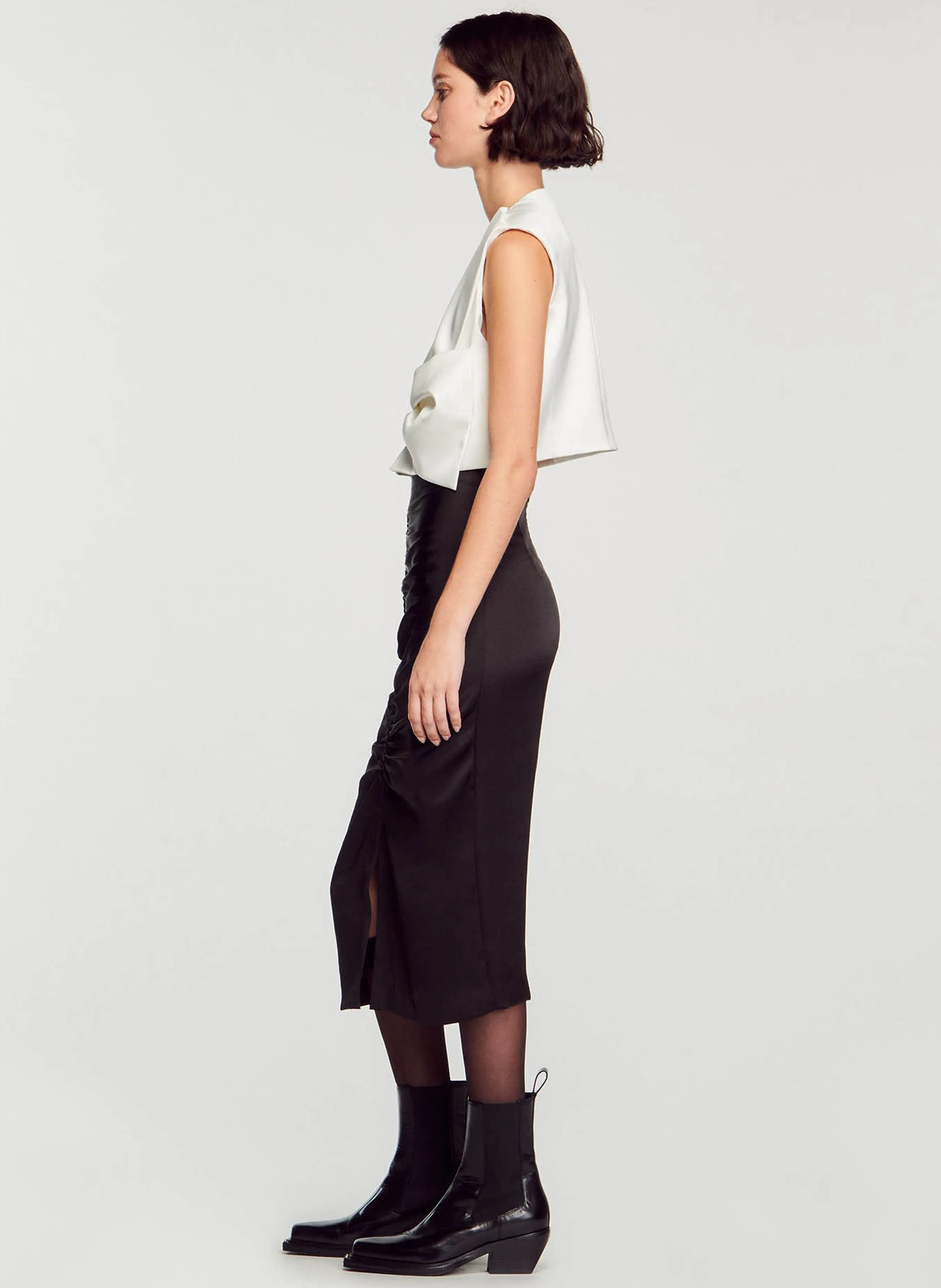SANDRO Vestido corto recto con escote de pico en blanco