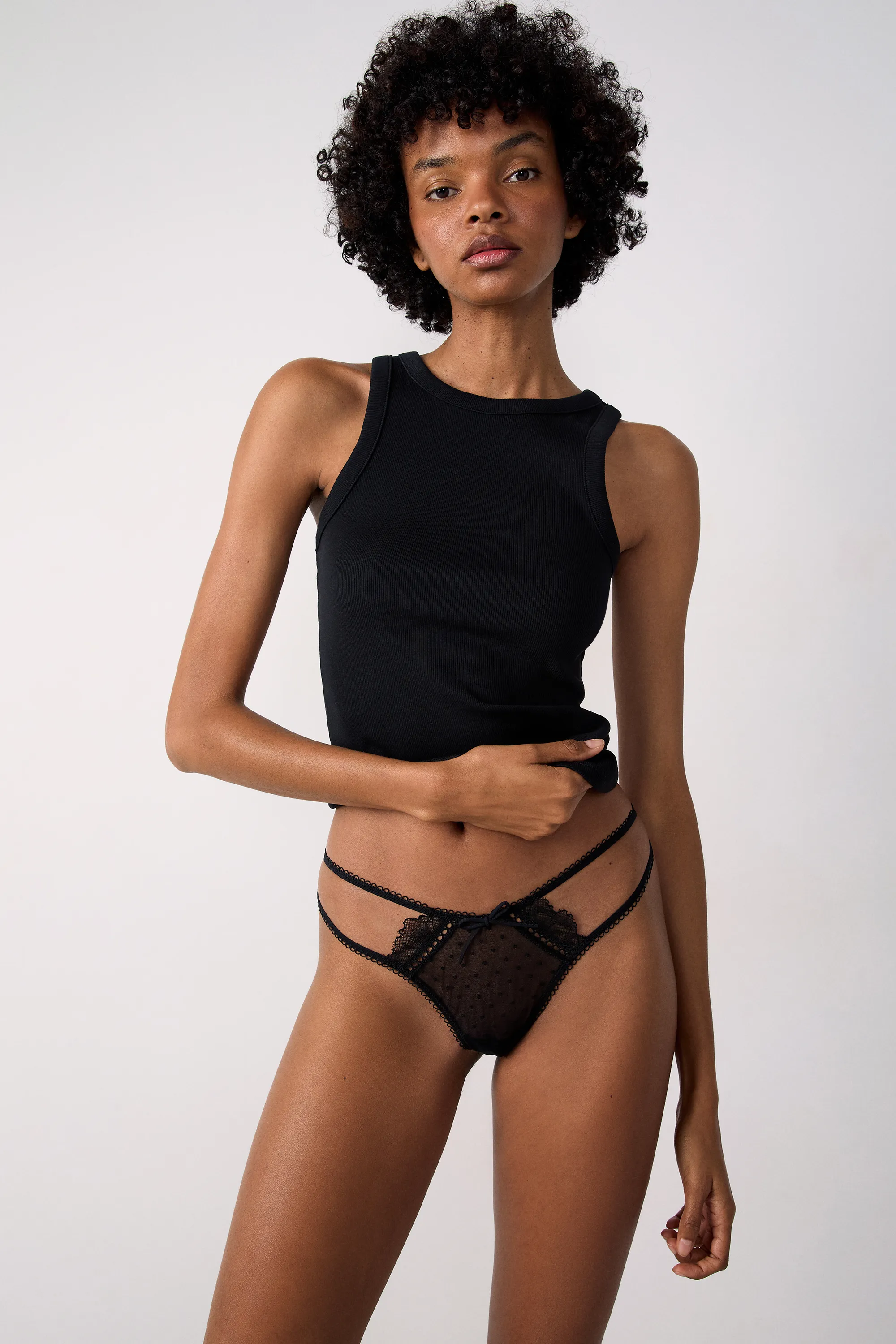 TANGA DE TUL PLUMETI Y ENCAJE PETRA NOIR  ETAM