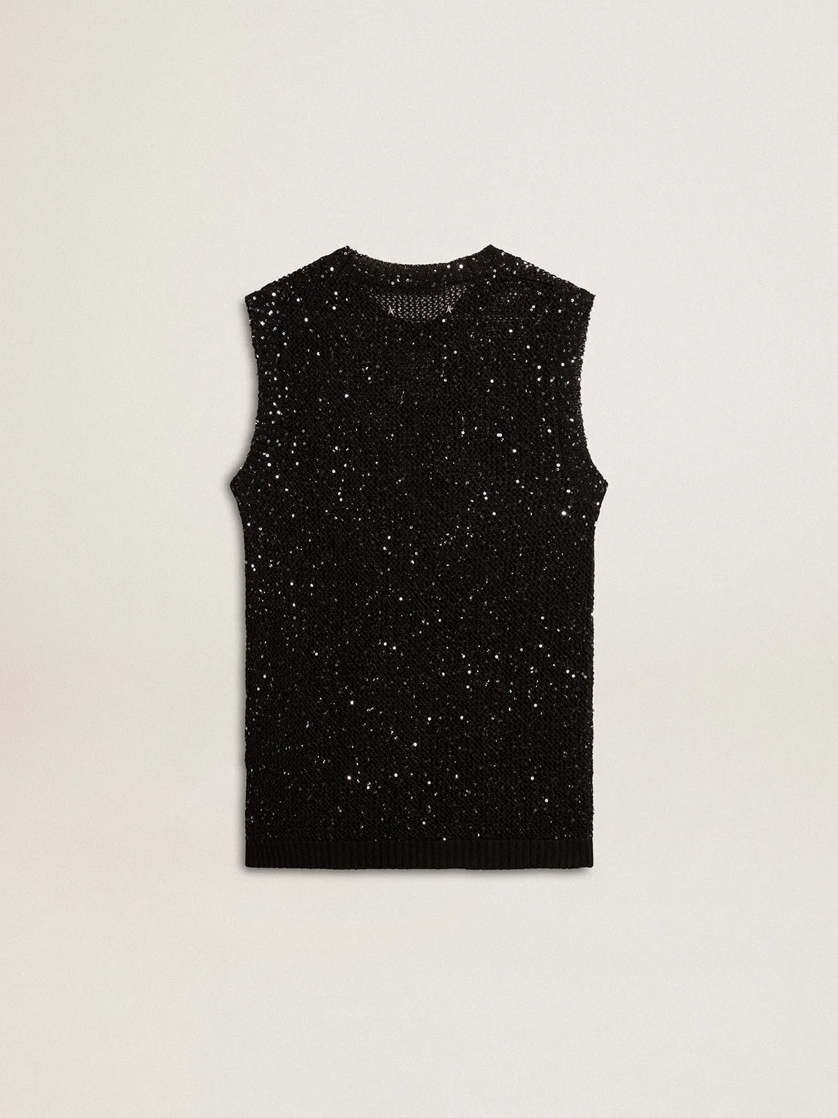 Top de punto de malla negro con lentejuelas y detalles en contraste