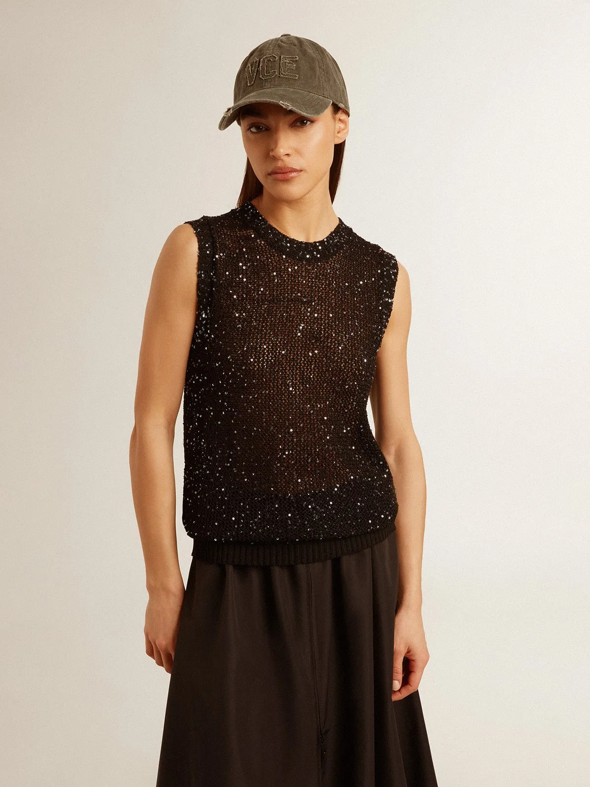 Top de punto de malla negro con lentejuelas y detalles en contraste