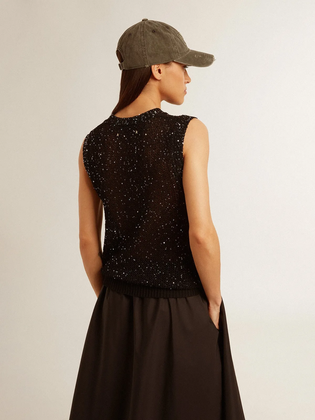Top de punto de malla negro con lentejuelas y detalles en contraste