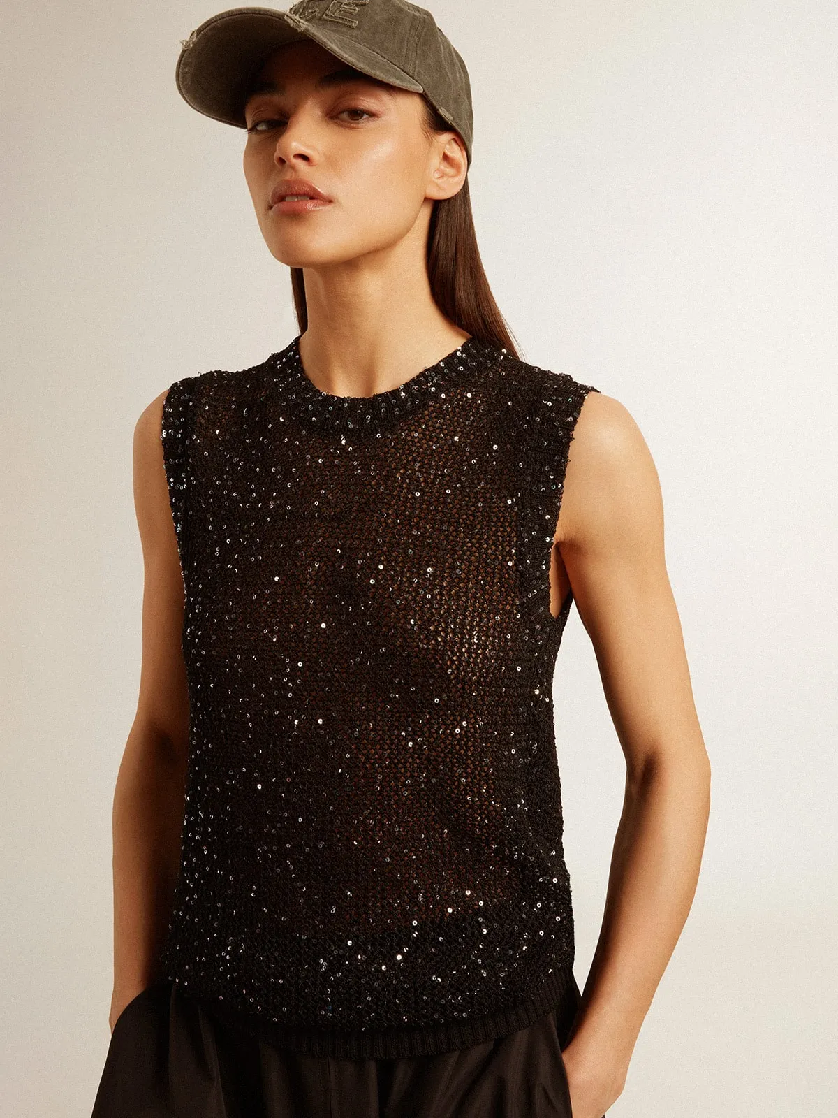 Top de punto de malla negro con lentejuelas y detalles en contraste