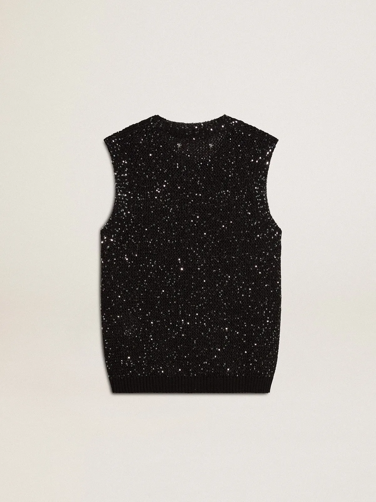 Top de punto de malla negro con lentejuelas y detalles en contraste