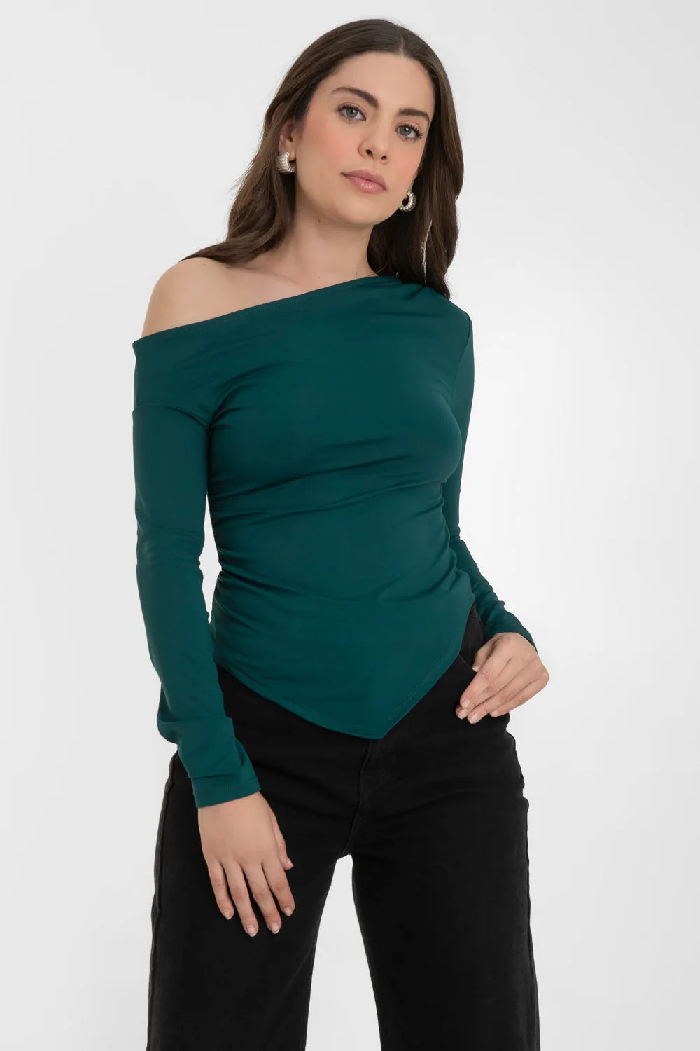 Top satinado hombros descubierto escote diagonal