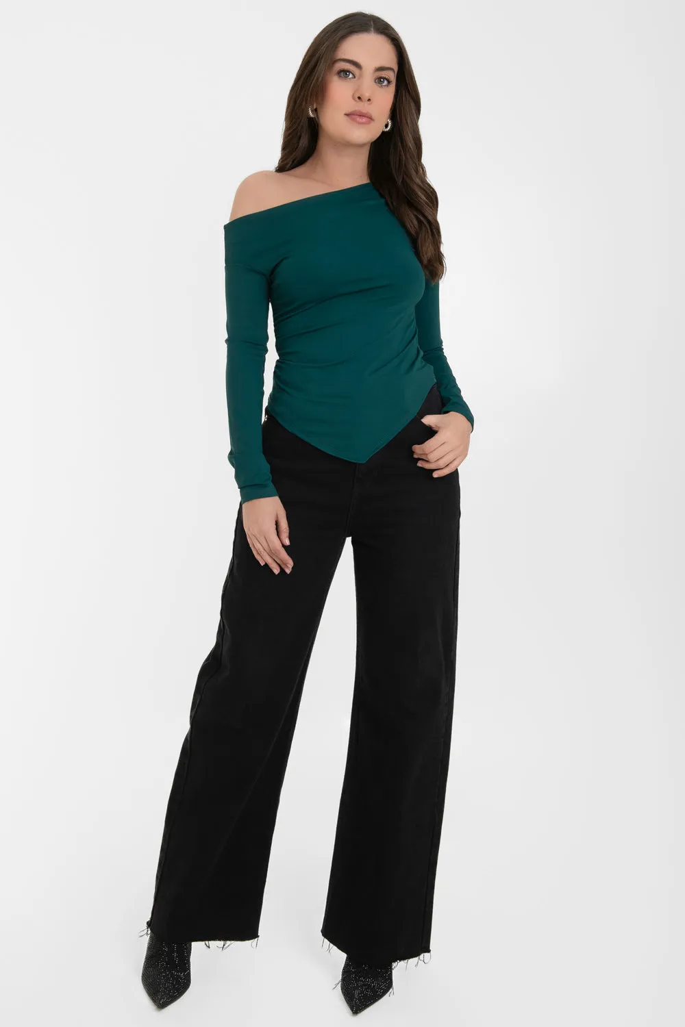 Top satinado hombros descubierto escote diagonal