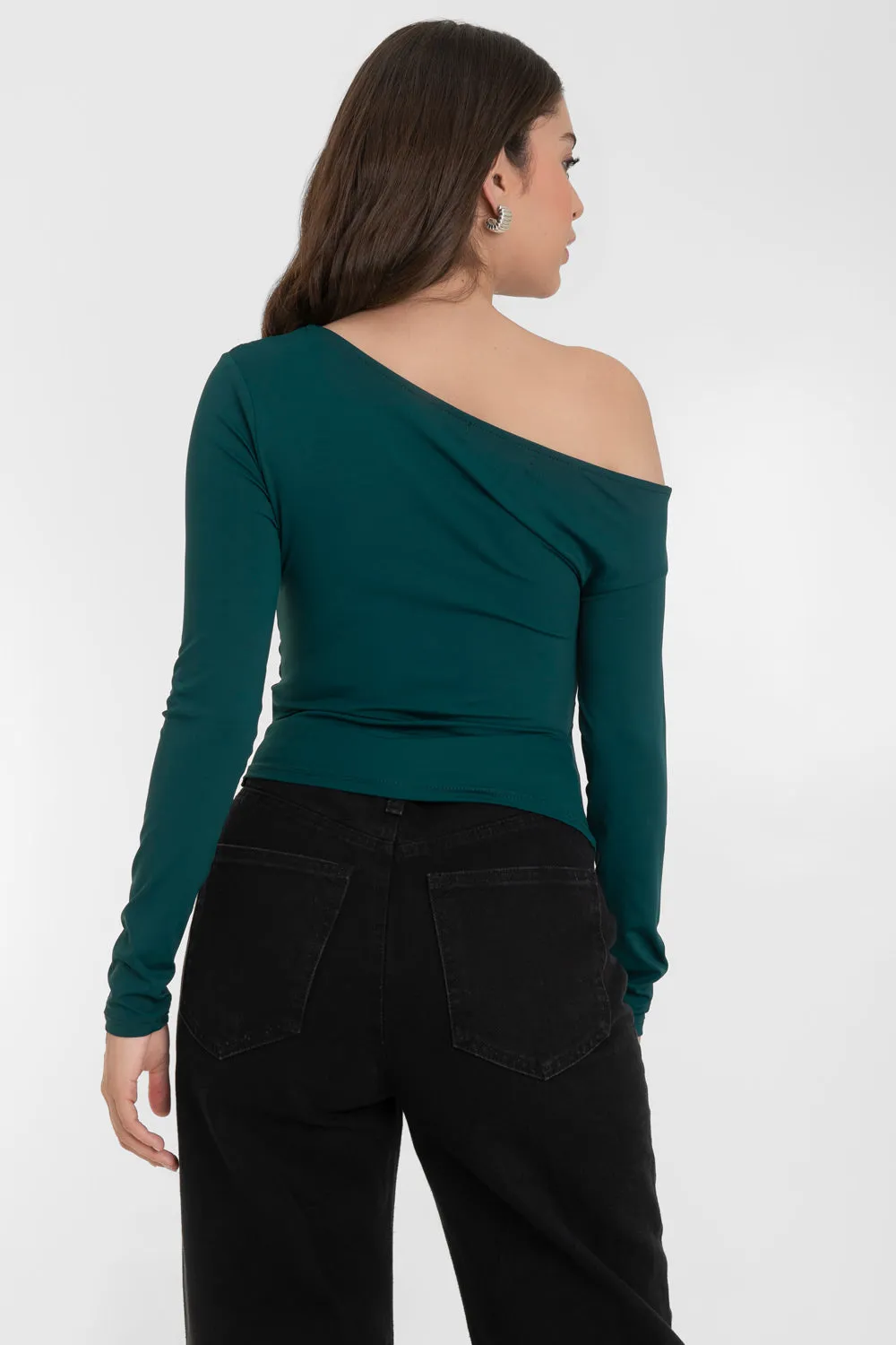 Top satinado hombros descubierto escote diagonal
