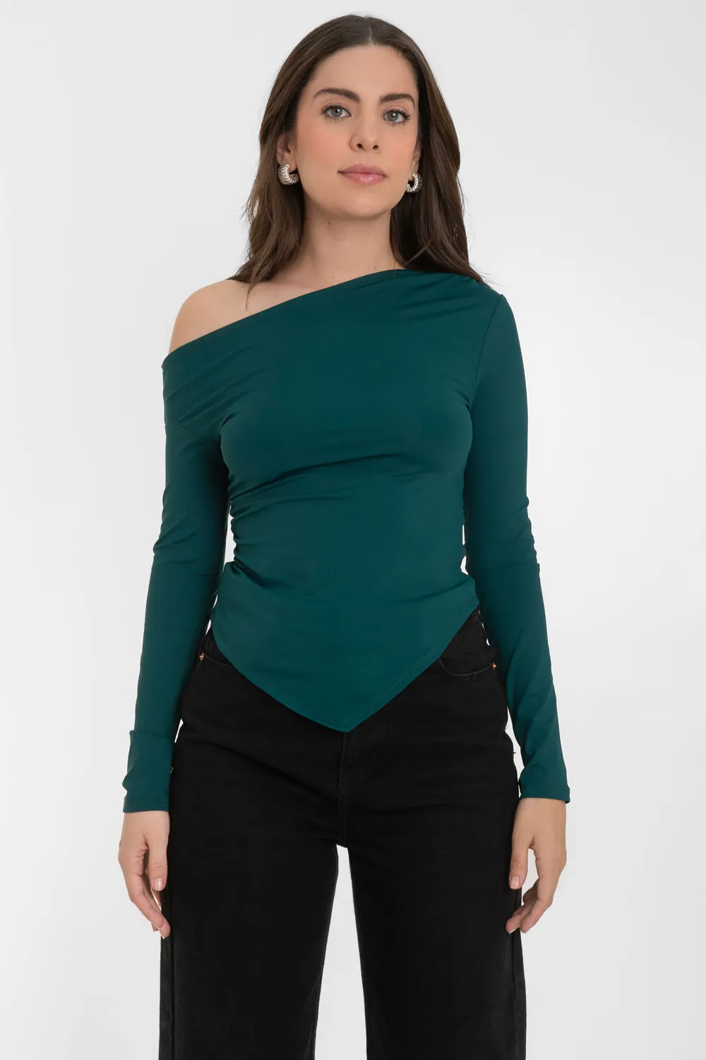 Top satinado hombros descubierto escote diagonal