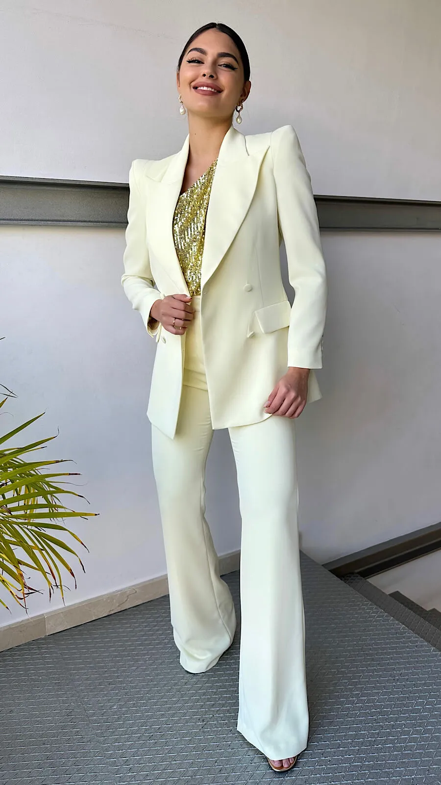Traje Amarillo Pastel
