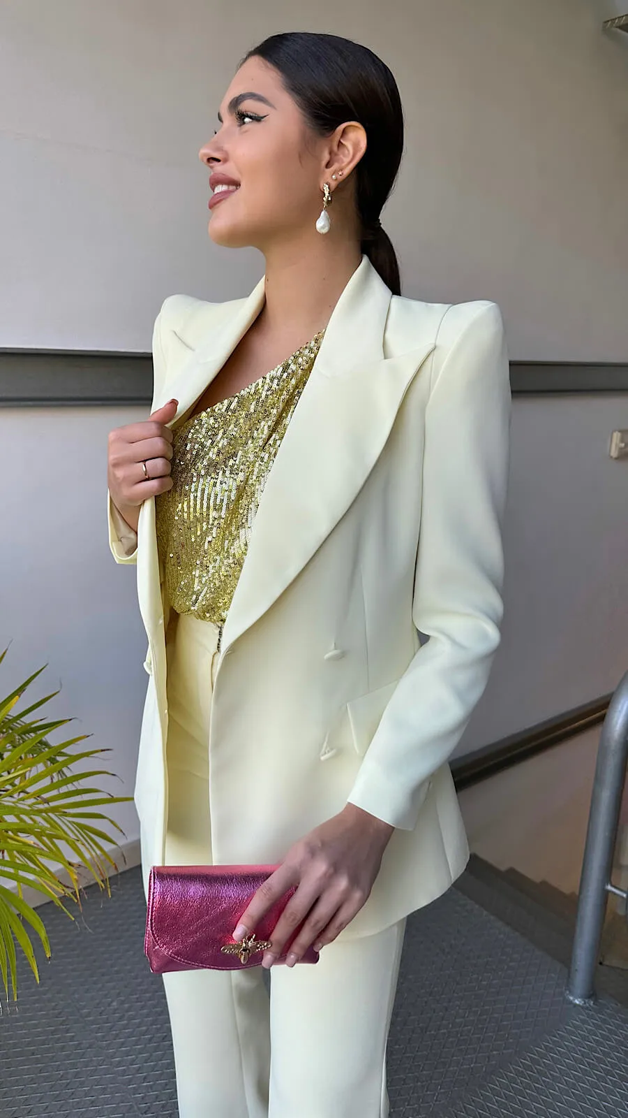 Traje Amarillo Pastel