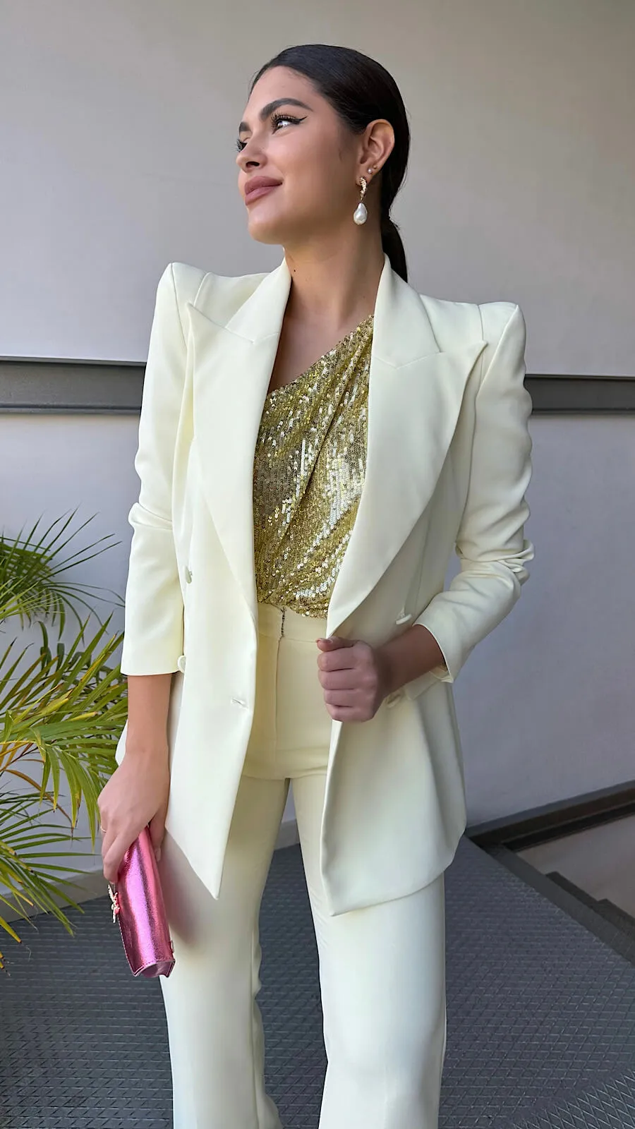 Traje Amarillo Pastel