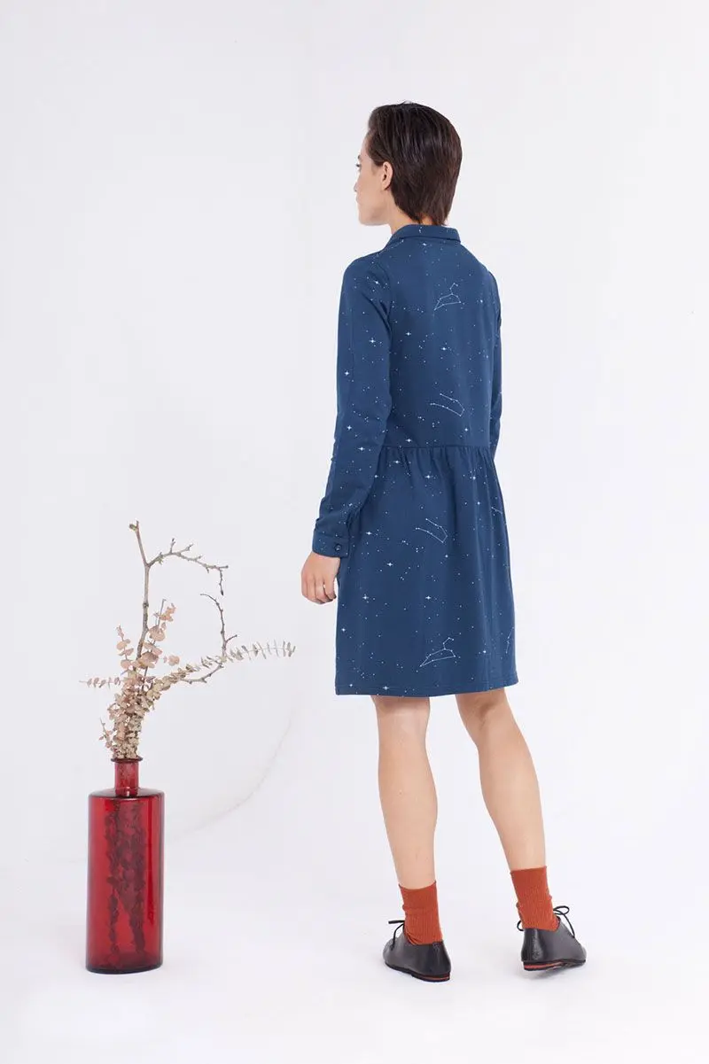 Vestido camisero con estampado de constelaciones