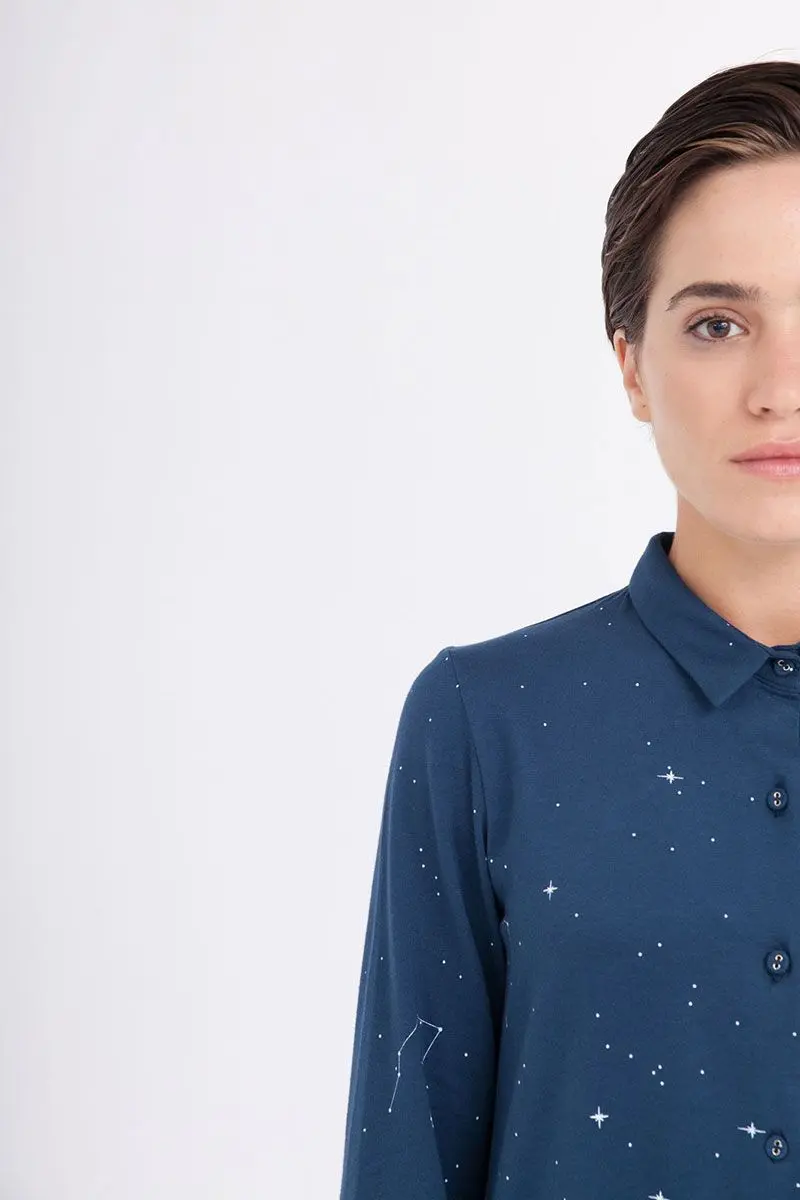 Vestido camisero con estampado de constelaciones