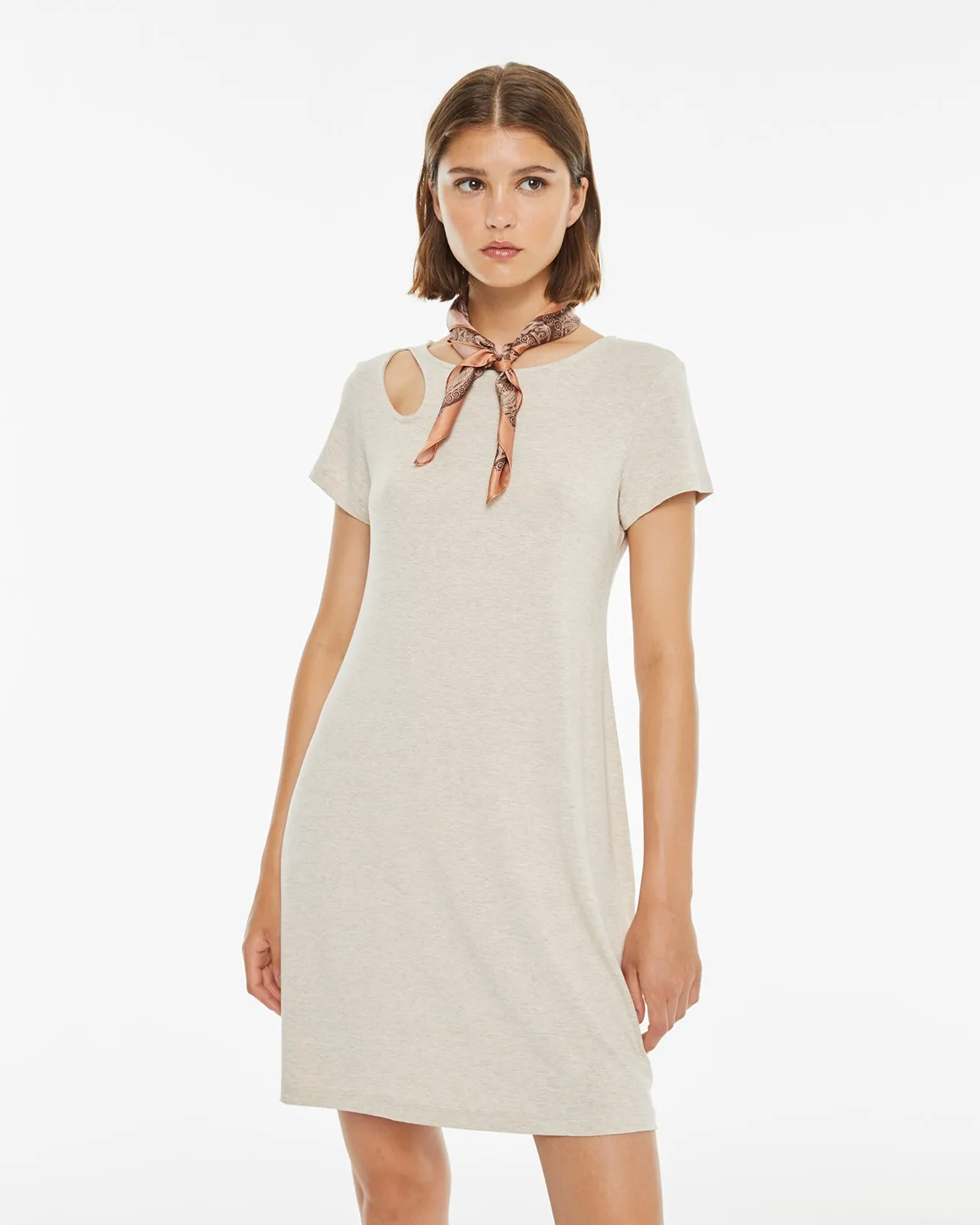 Vestido corto manga corta detalle cut out