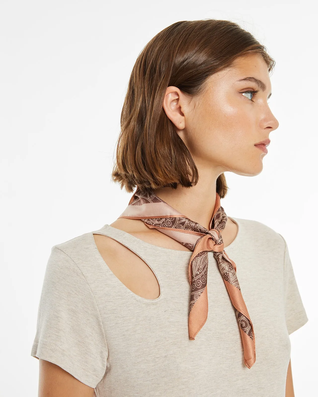 Vestido corto manga corta detalle cut out