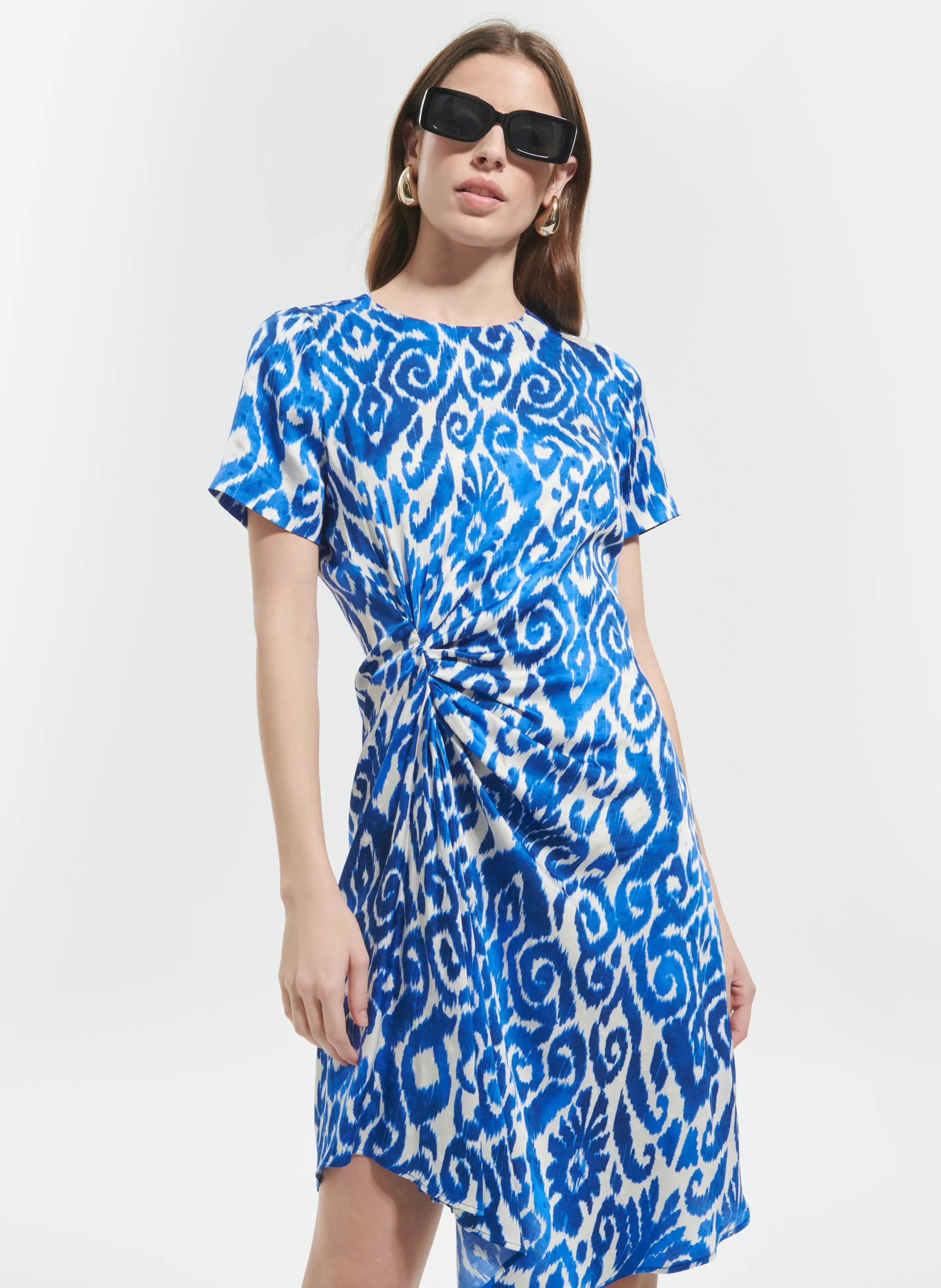 ZAPA REKIA  VESTIDO CORTO AJUSTADO CUELLO REDONDO ESTAMPADO EN AZUL