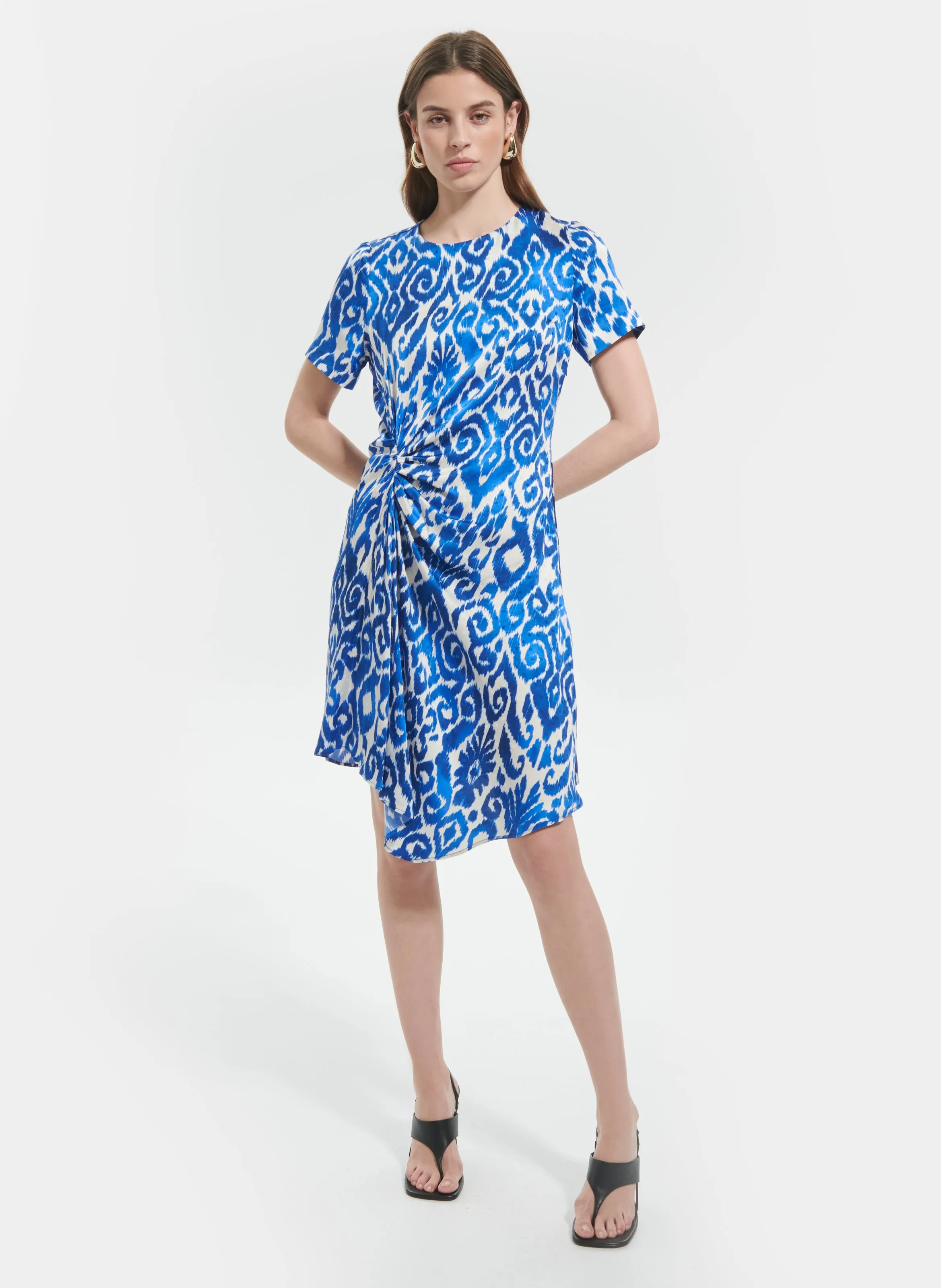 ZAPA REKIA  VESTIDO CORTO AJUSTADO CUELLO REDONDO ESTAMPADO EN AZUL