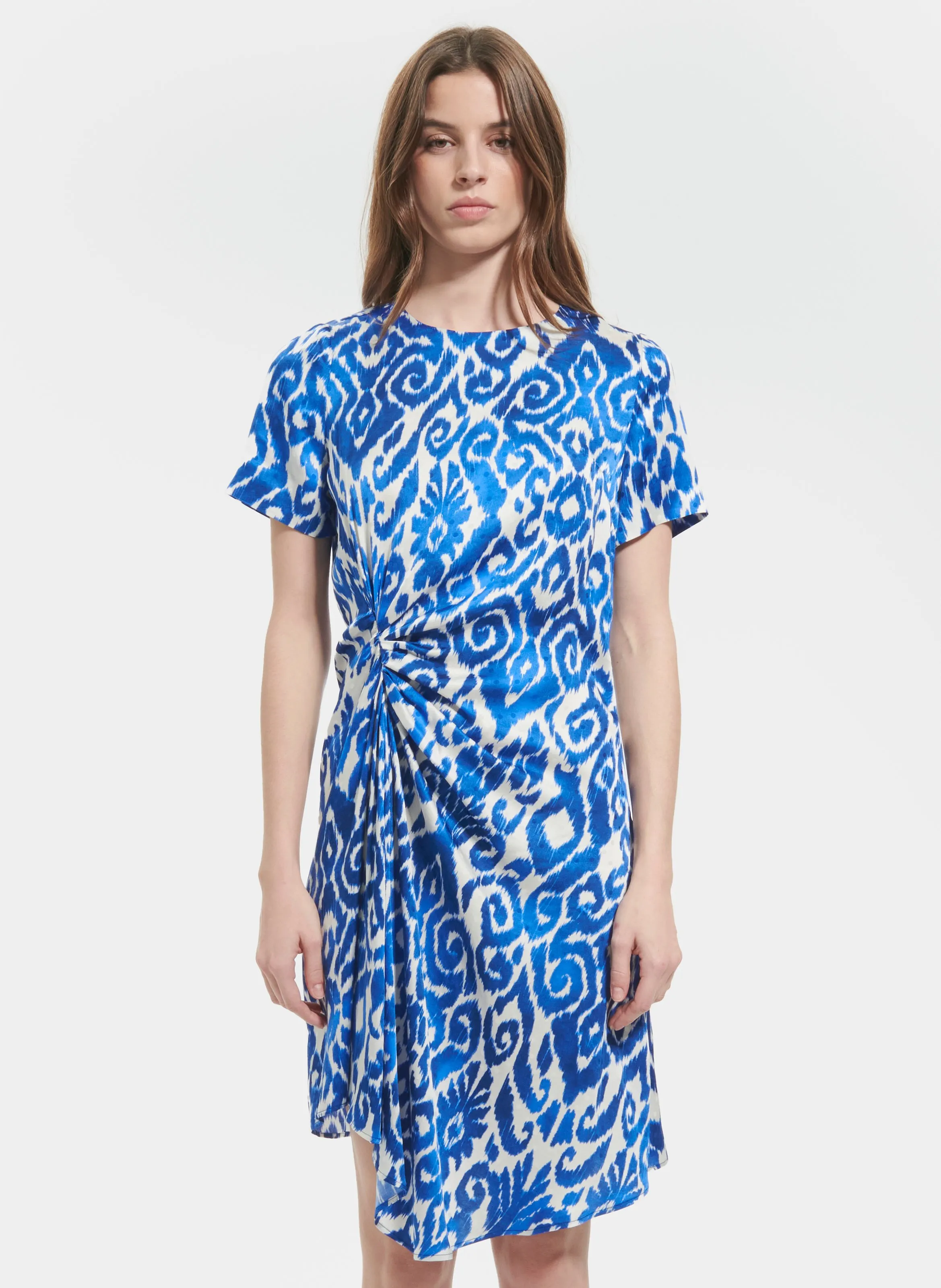 ZAPA REKIA  VESTIDO CORTO AJUSTADO CUELLO REDONDO ESTAMPADO EN AZUL