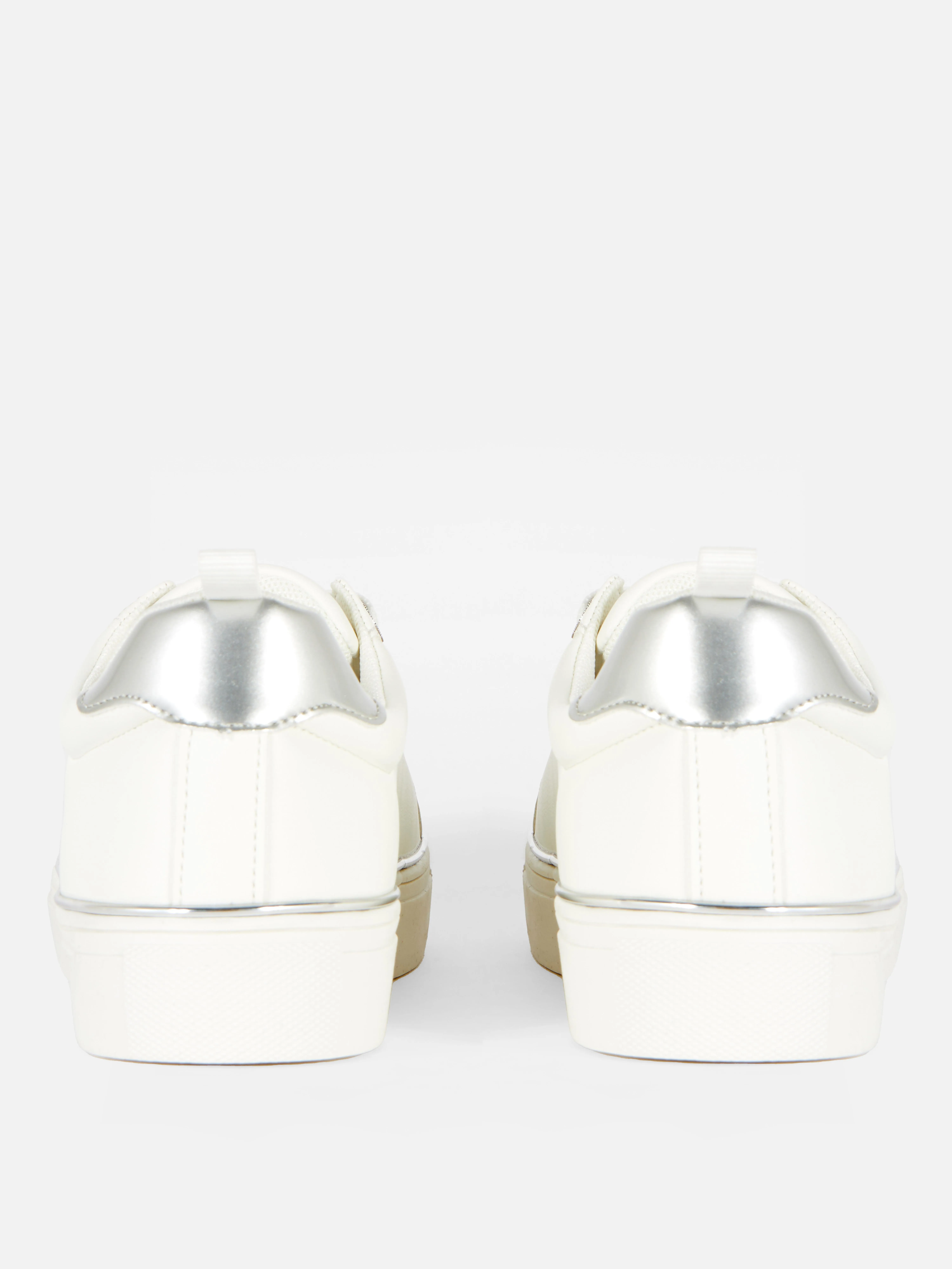 Zapatillas deportivas con ojales con strass